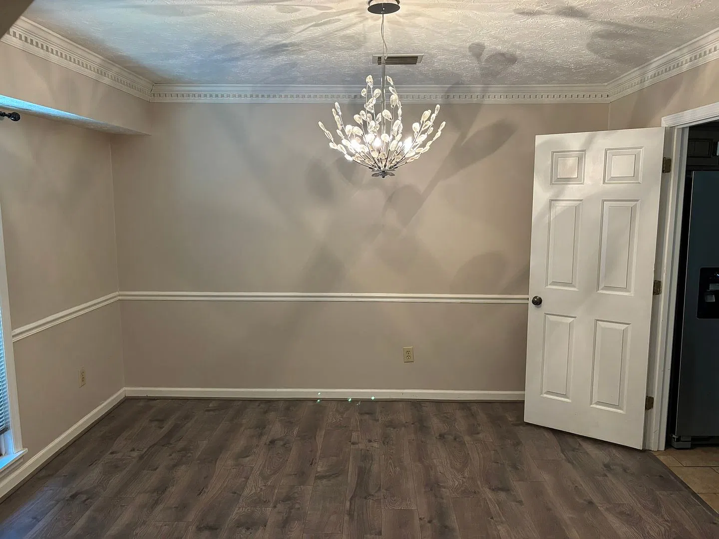Spacious Home with Decorative Fireplace, Double Garage & Fenced Backyard — Photo 4