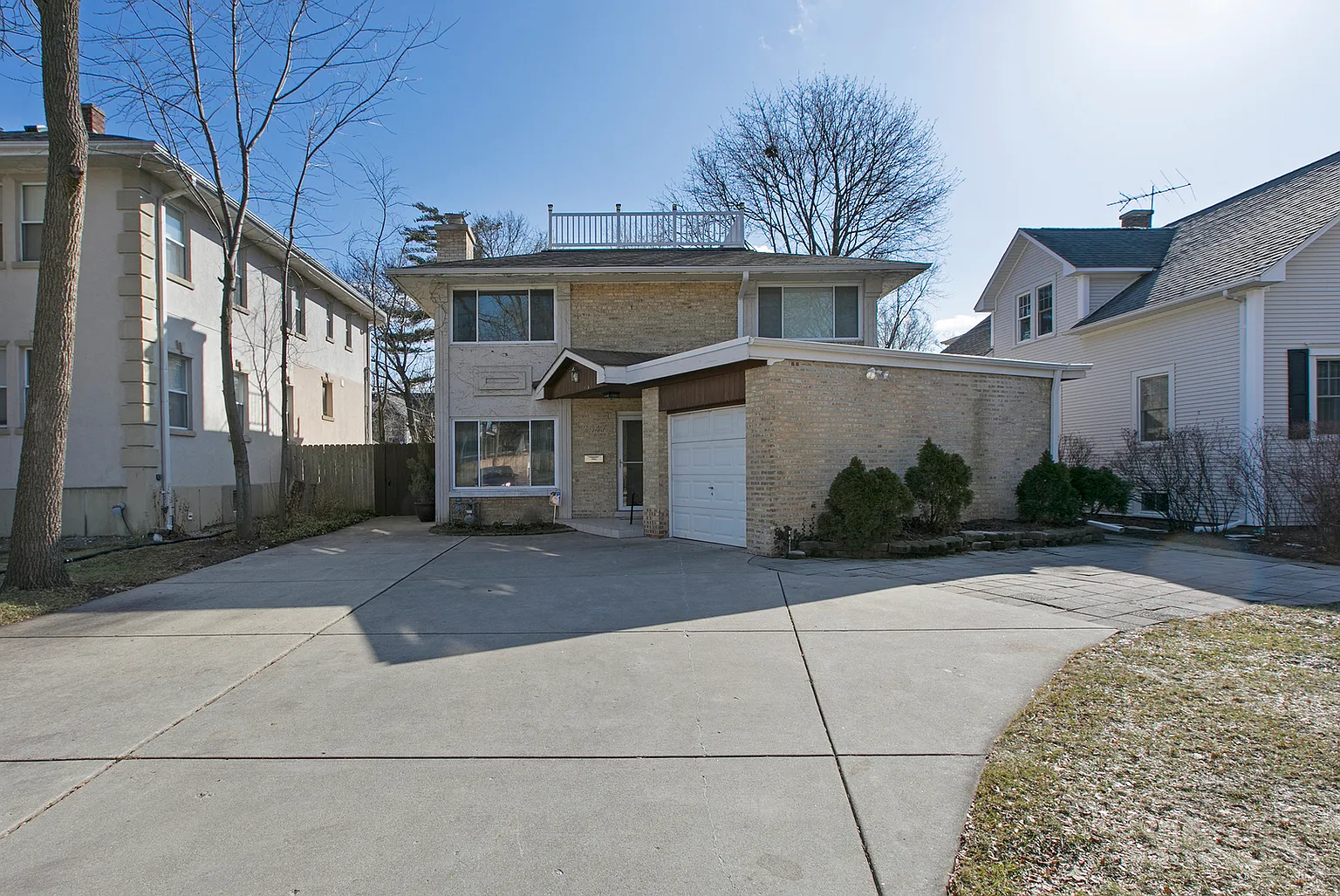 2347 Lake Ave photo 1