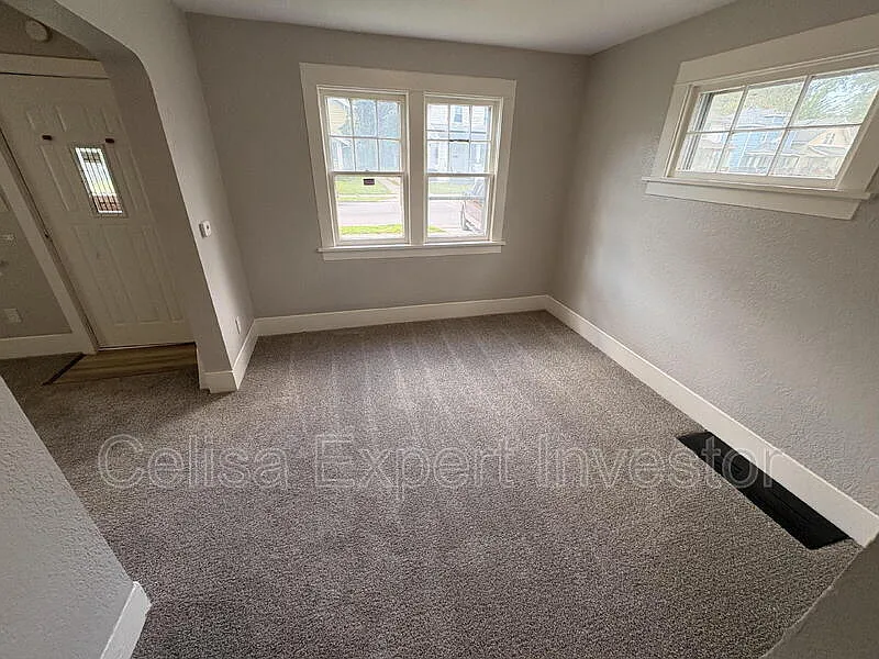 3 bed, 1.0 bath, 1196 sqft, $1,275 — Photo 3