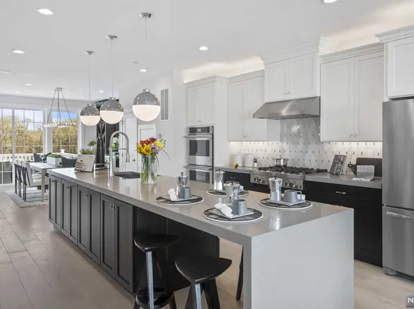 40 Goldfinch Dr, Upper Saddle River, NJ 07458