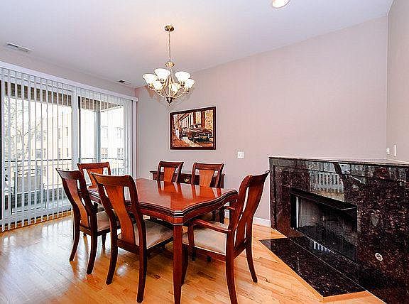 3rd image of 929 N Damen Ave #1