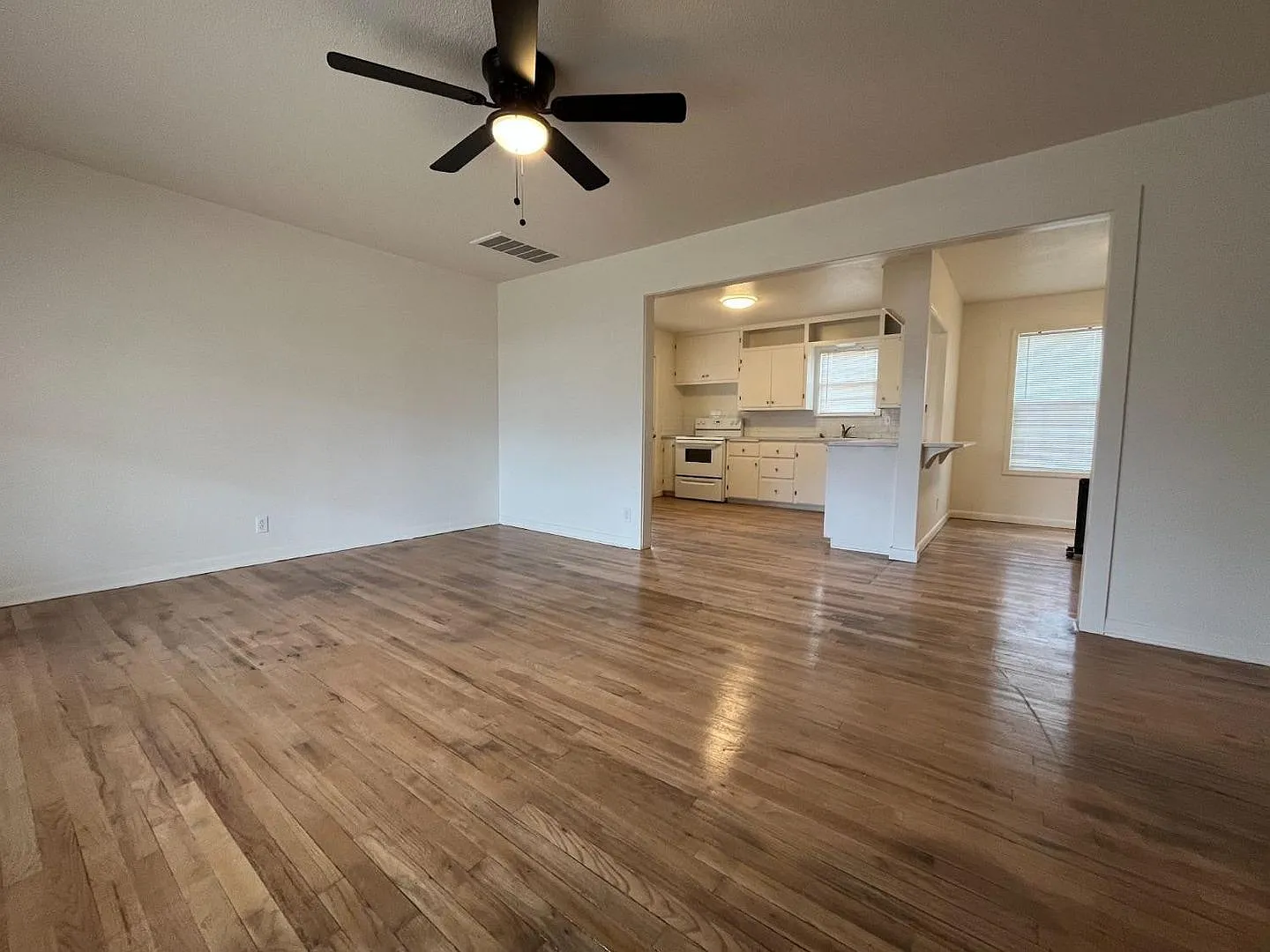 Great 2 Bedroom 1 Bathroom Property — Photo 2