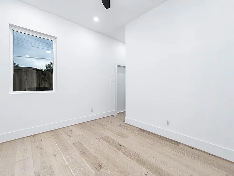 319 N Nagle St — Photo 5
