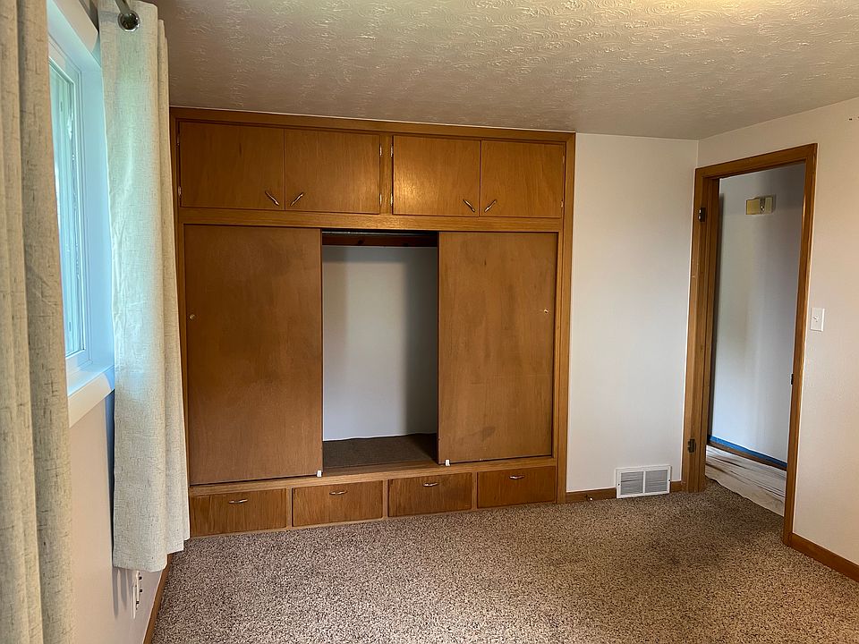 Bedroom number 1, built-in closet.