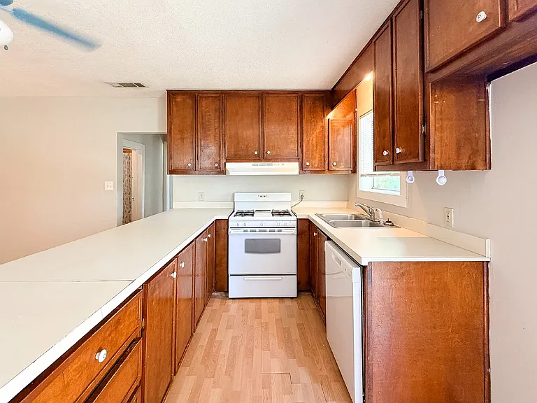 1705 N Robinson St — Photo 7