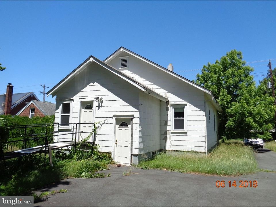 2nd image of 741 Village Rd W