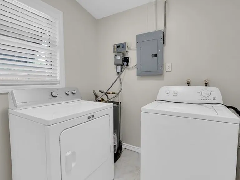 450 Davison Ave NE — Photo 5