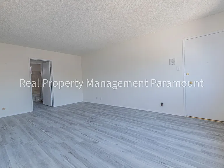 540 W Queen Street — Photo 10