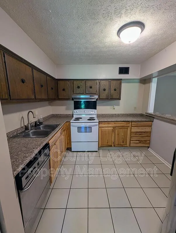 3 bed, 2.0 bath, 1336 sqft, $1,450 — Photo 3