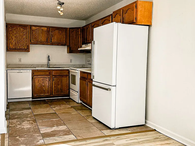 Beautifully updated 4 Bedroom/2 Bathroom downstairs apartment — Photo 34