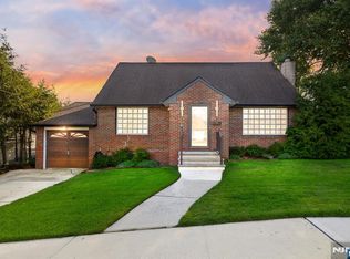 4 Gail Pl, Secaucus, NJ 07094