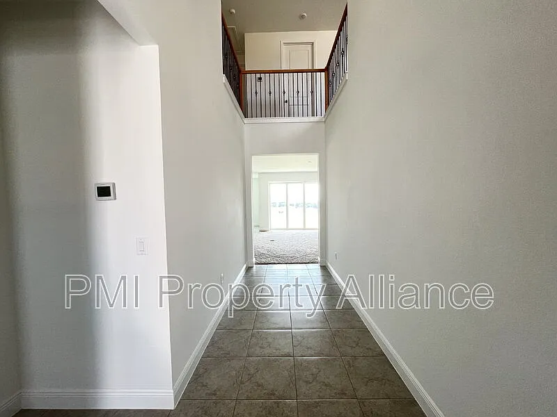 5 bed, 3.5 bath, 2843 sqft, $3,449 — Photo 3