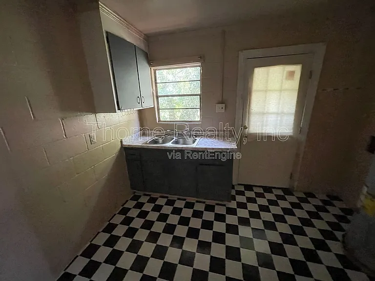 415 Rocky St — Photo 7