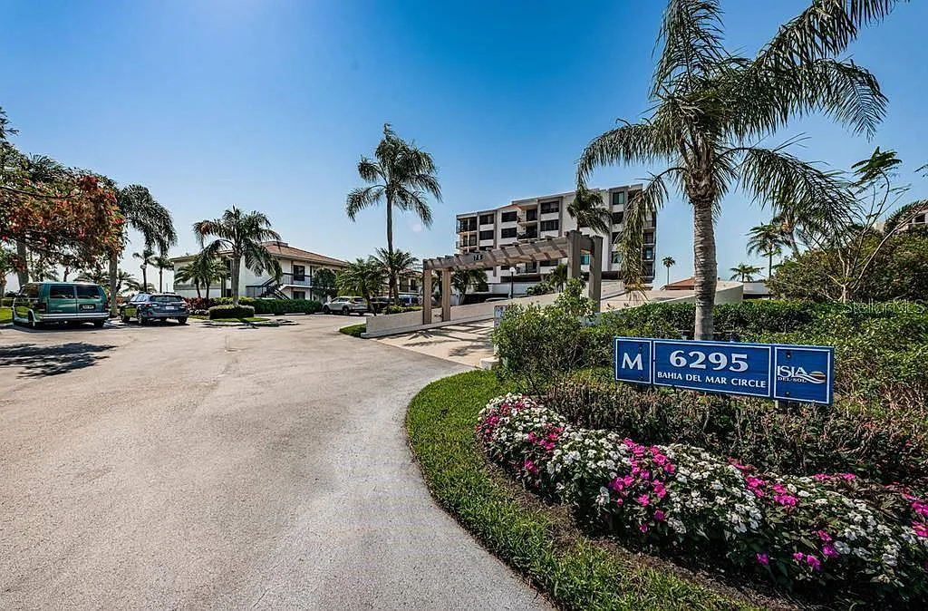 1 bed, 1.5 bath, 780 sqft, $7,110 — Photo 2