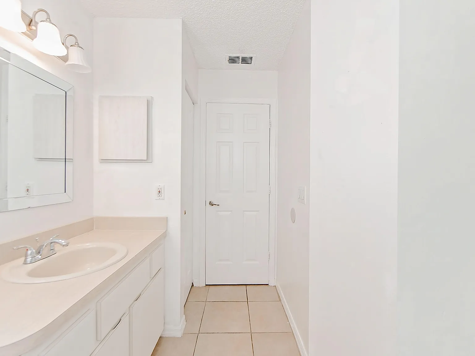 4 bed, 2.0 bath, 1800 sqft, $685 — Photo 2