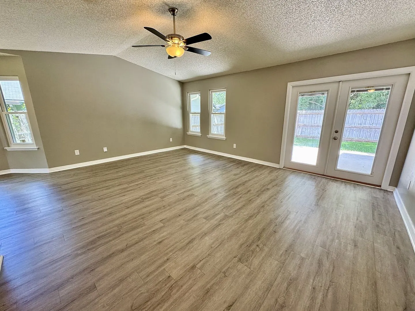 Updated 3BR/2BA Mandarin Home w/ Fenced Yard — Photo 2
