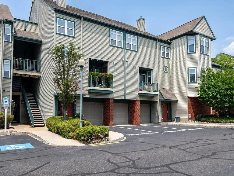 Bishops View Apartments and Townhomes — Photo 28
