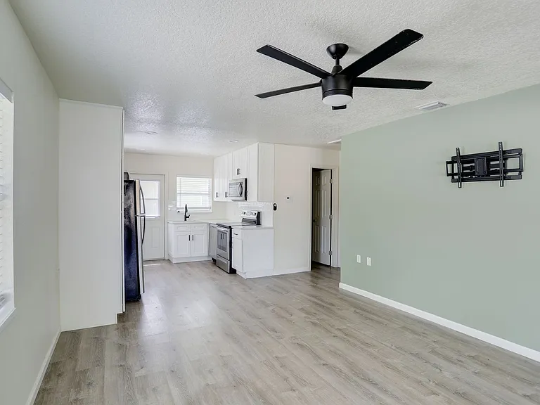 1316 S Bumby Ave — Photo 3