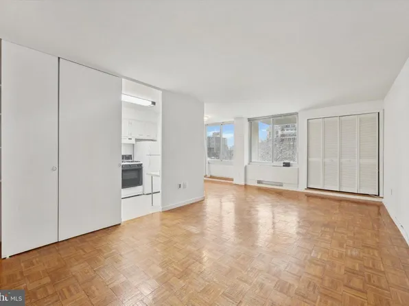 604 S Washington Sq APT 804, Philadelphia, PA 19106
