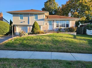 3 Sutherland Rd, Hicksville, NY 11801