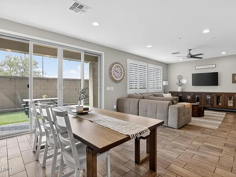 2419 W Gloria Ln — Photo 18