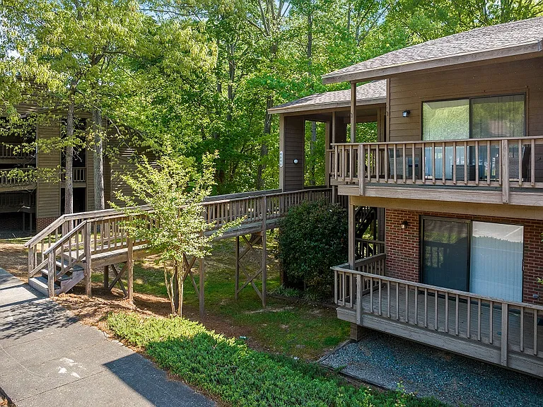 High Ridge Apartments — Photo 9