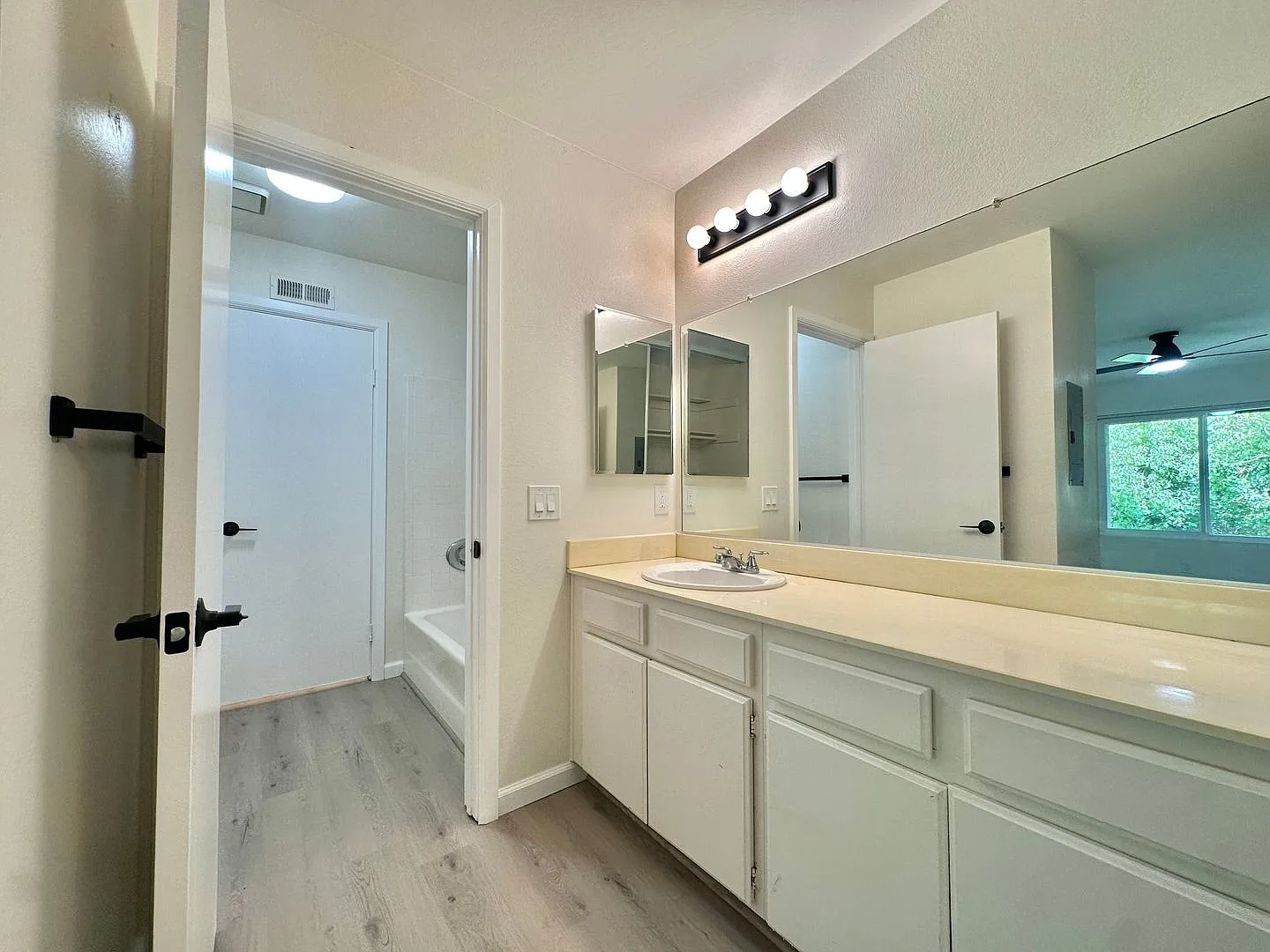 Indulge in coastal living in this beautiful 2bd 1ba Condo located in La Jolla area close to UCSD! — Photo 3