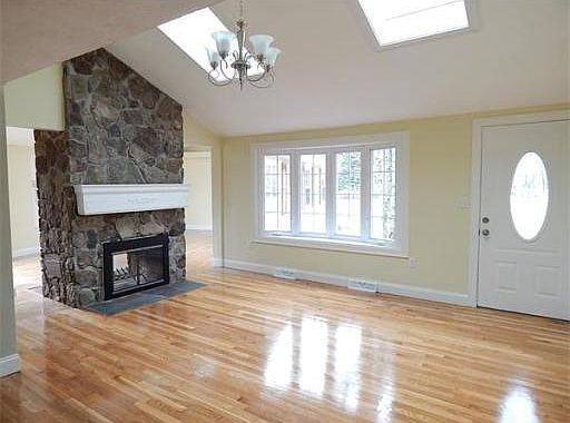 2nd image of 32 Fresh Pond Cir