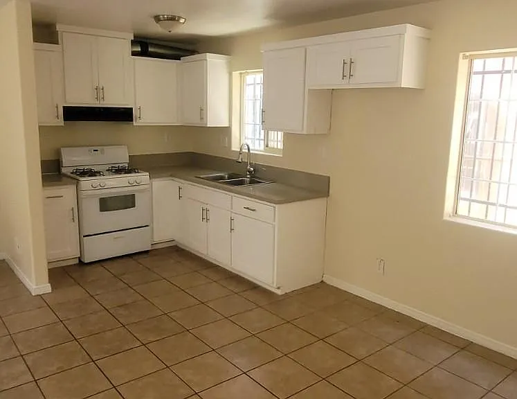 10406 Wilmington Ave — Photo 10