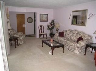 705 Heatherhill Rd, Bloomington, IL 61704