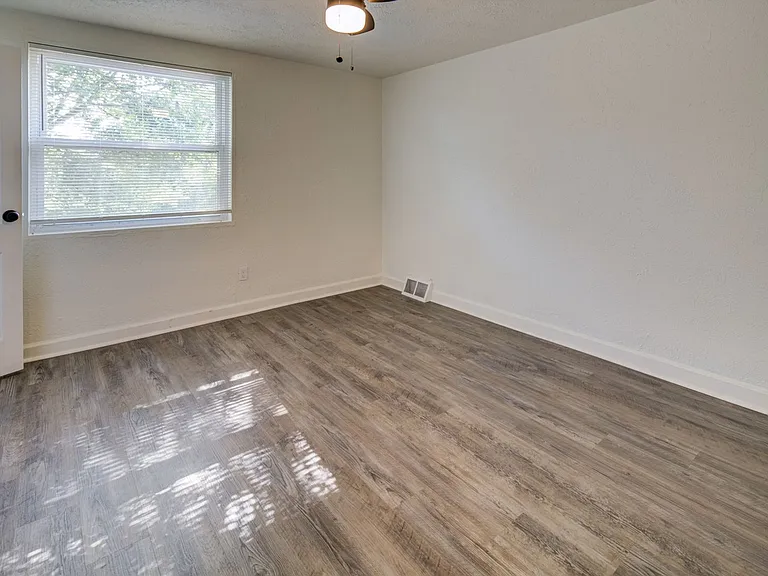 53 Madison Dr — Photo 13