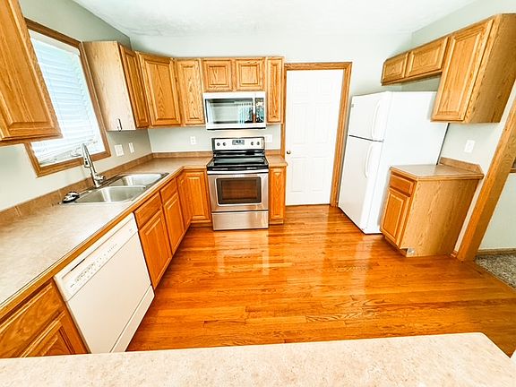 5th image of 1557 Morton St