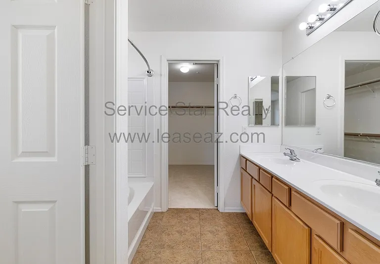 1554 E Elgin St — Photo 19