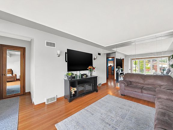4th image of 5304 N Nagle Ave