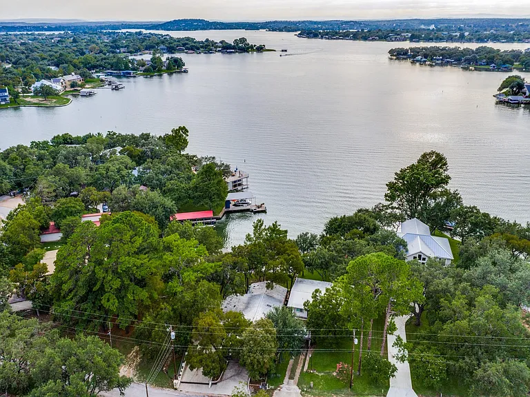 N Shorewood Dr — Photo 30