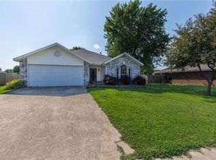 411 N D St, Centerton, AR 72719