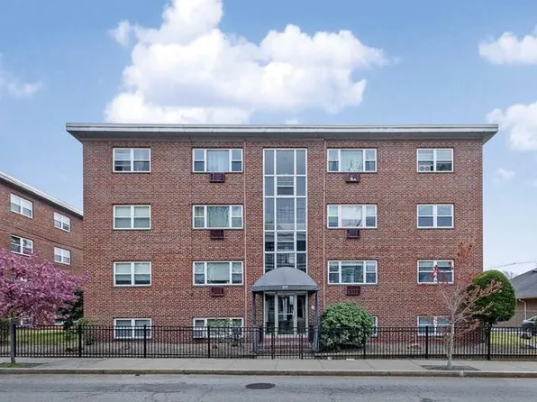 118 Edgemere Rd APT 11, Boston, MA 02132