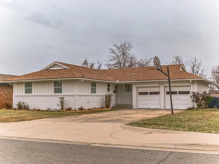 2512 NW 45th St — Photo 4
