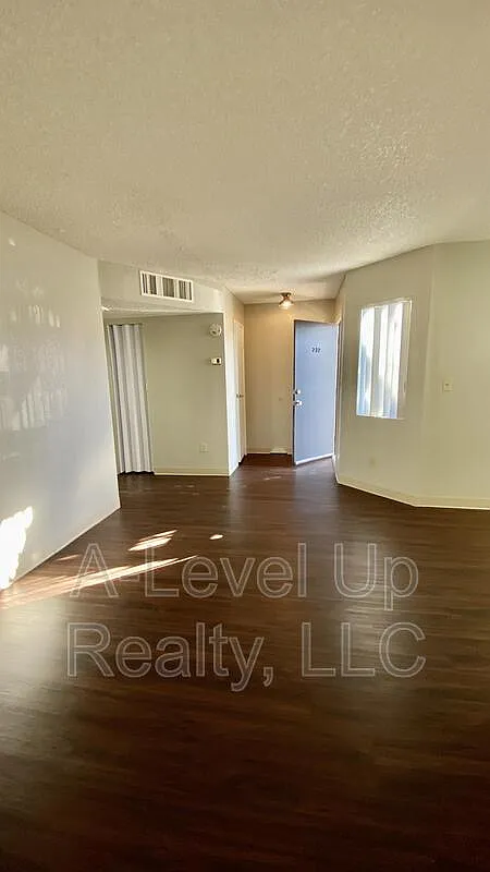 2 bed, 1.0 bath, 900 sqft, $1,000 — Photo 4