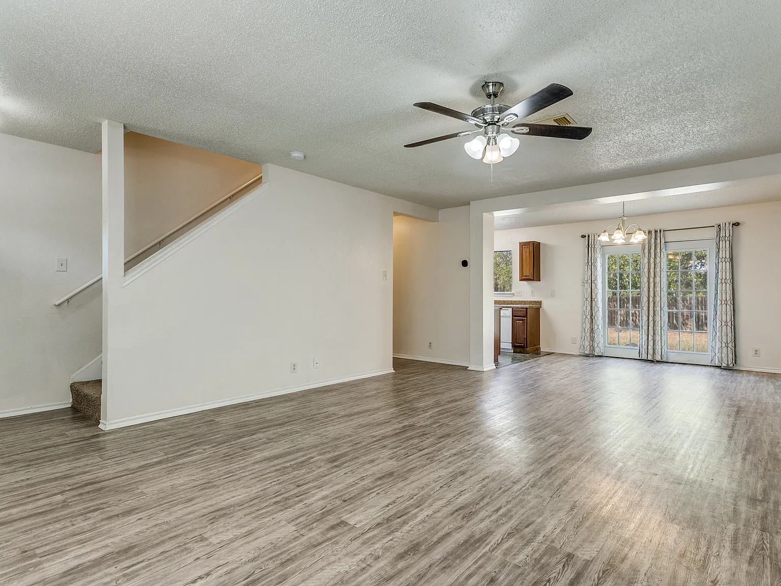3 bed, 1.5 bath, 1500 sqft, $1,400 — Photo 2