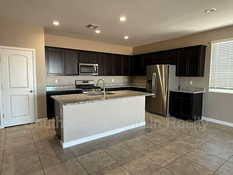 2226 E Comiskey Dr — Photo 4