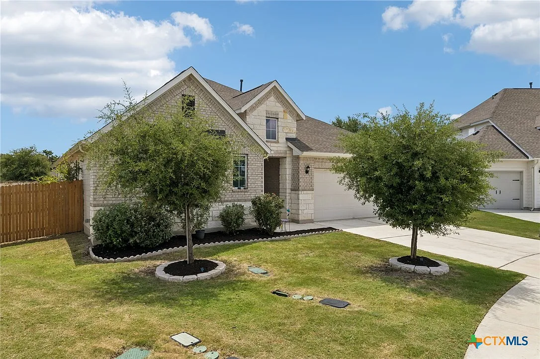 4 bed, 3.0 bath, 2402 sqft, $2,600 — Photo 2