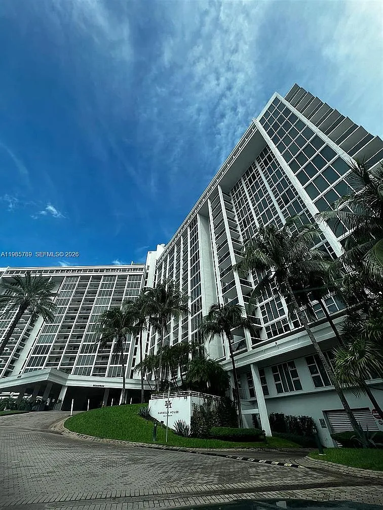 Building Photo - 10275 Collins Ave #1104