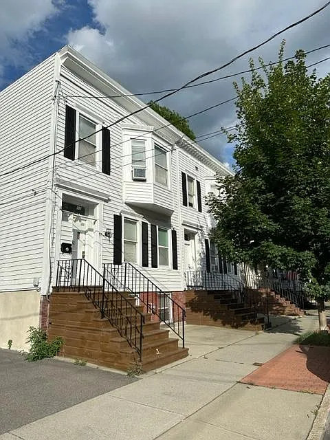 3 bed, 1.5 bath, 2400 sqft, $1,995 — Photo 1
