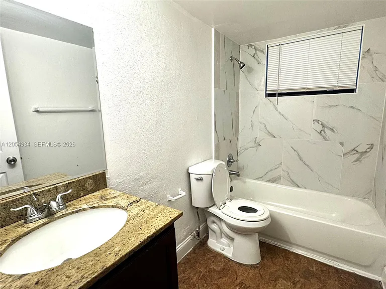 1525 NE 135th St #14 — Photo 6