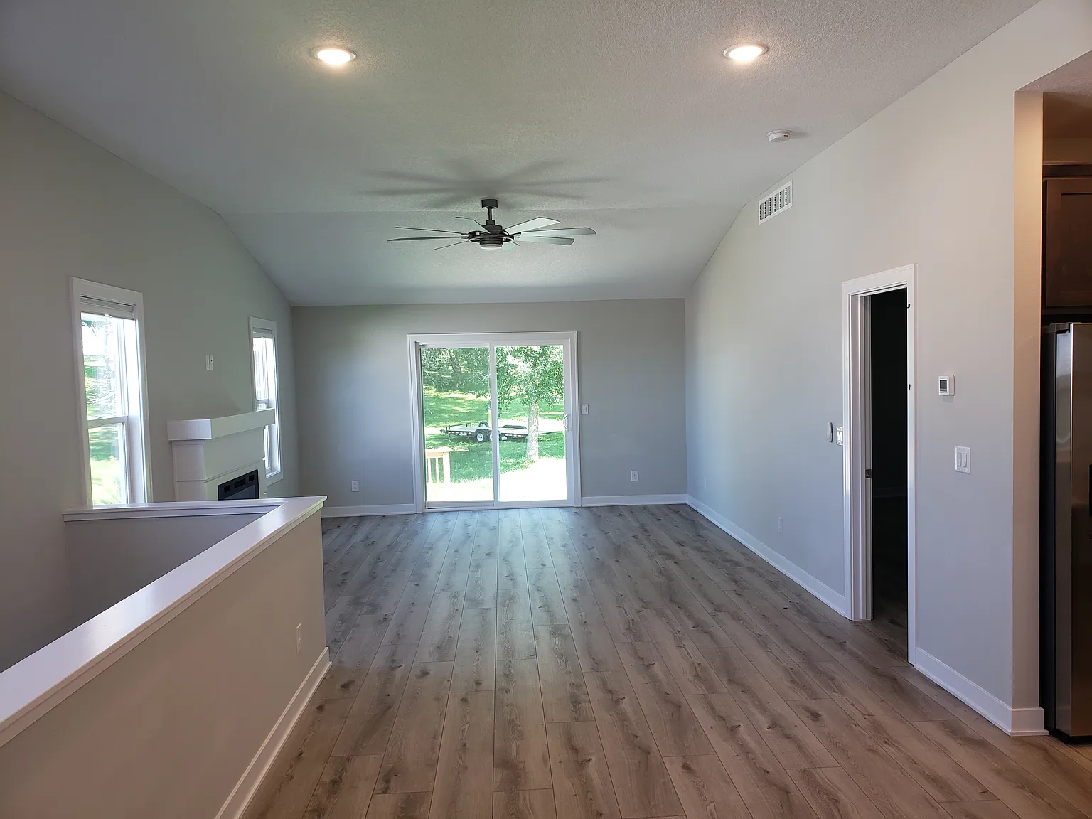 3 bed, 2.5 bath, 2000 sqft, $2,200 — Photo 2