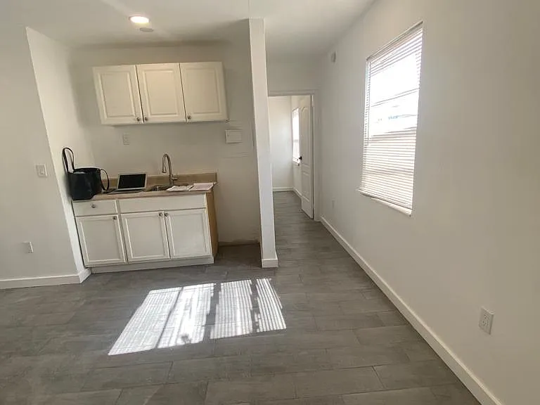 14280 NE 6th Ave #1 — Photo 3