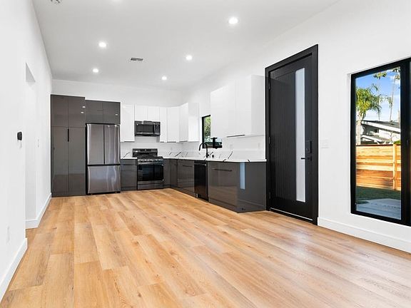 3rd image of 6443 Oakdale Ave