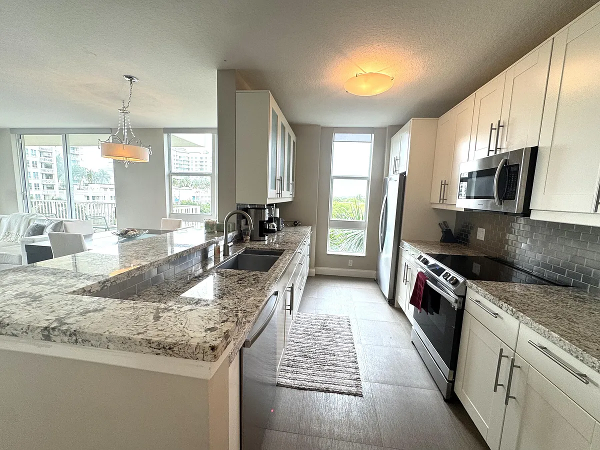 Building Photo - 700 E Boynton Beach Blvd #612