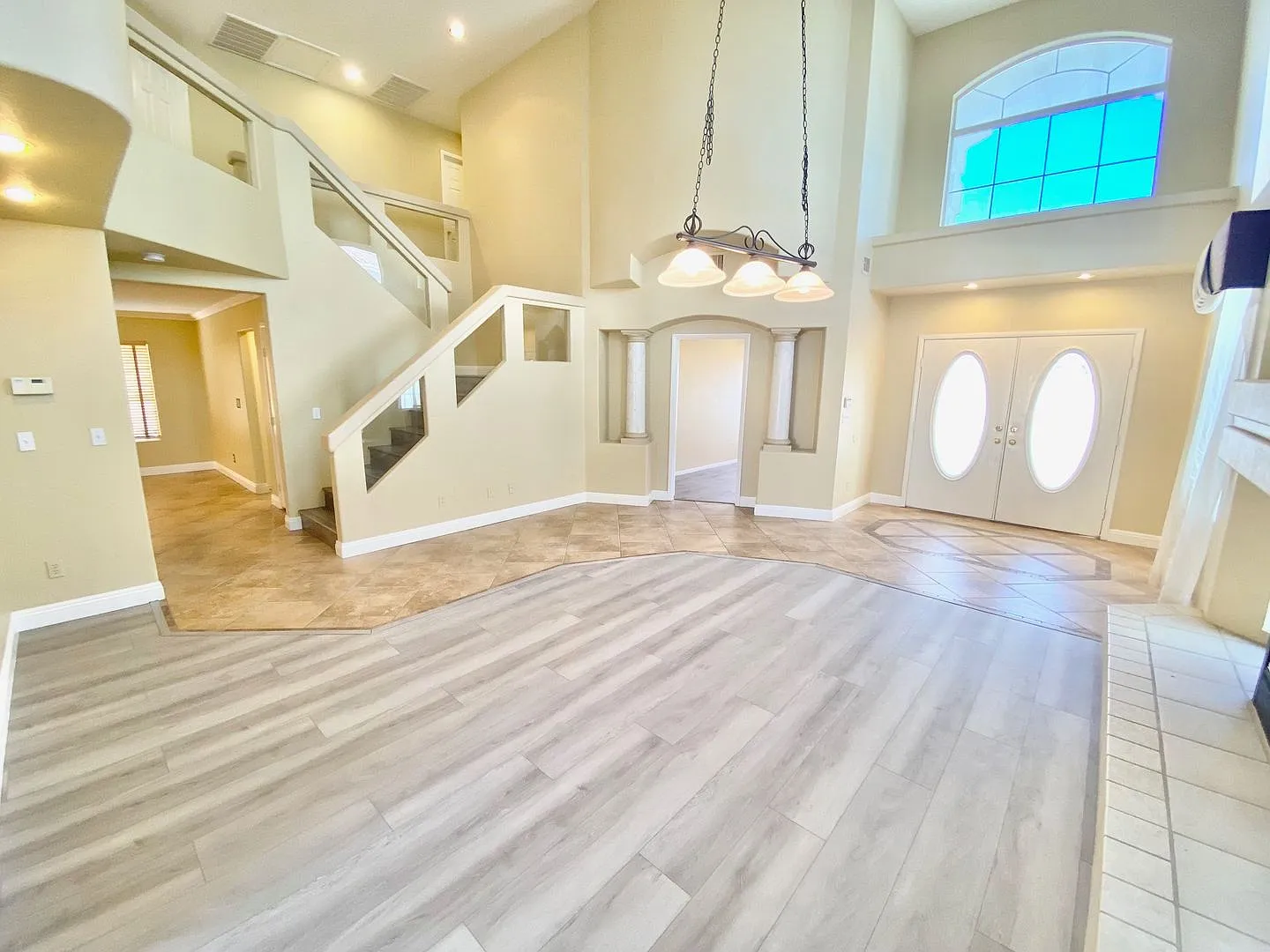 Immaculate 5 Bedroom / 2.5 Bathroom 2 Story Home W/ Pool & Spa, W/2 Car Garage — Photo 3